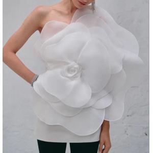 Robe de mariage blanche inclinée à extrémité élevé de jupe sans manche de robe de fleur d'épaule de vendeur fait sur commande d'habillement