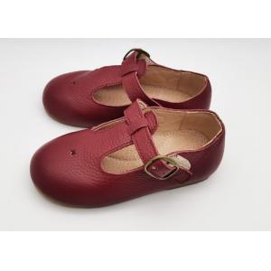 Les chaussures molles d'enfants garnissent en cuir des chaussures de marche de bébé que les appartements de T-courroie instruisent des chaussures