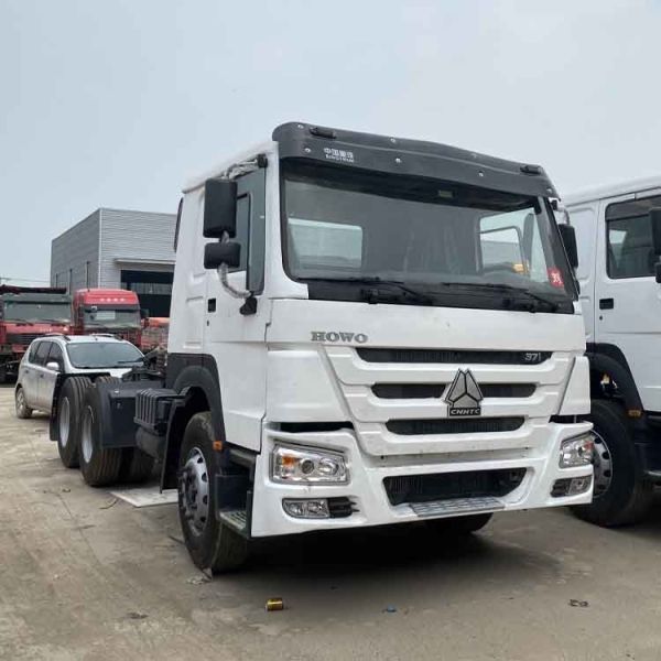 ロジスティック 輸送 シノトラック ホウ 6x4 Cng トラクター トラック