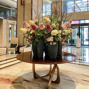 China Premium Vase Ornament Hotel Flower Arrangement Decorative Flower Pot And Table supplier