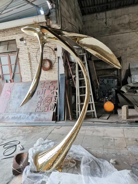 Platear la escultura abstracta alta del metal del titanio de la piscina moderna de la escultura