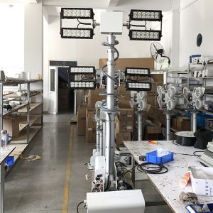 China 4x120W LED monté sur le toit d'un véhicule monté sur un mât télescopique tour de lumière de balayage nocturne supplier