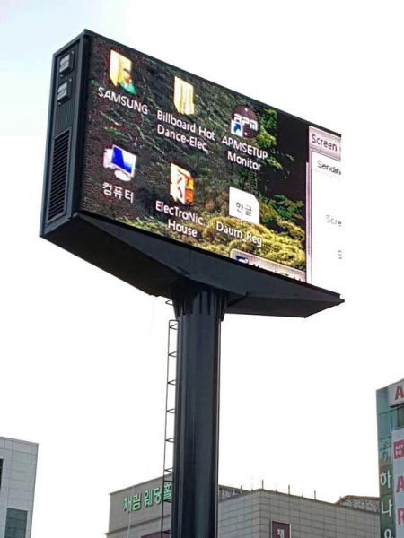 Liendres a todo color llevados fijos al aire libre de la cartelera video de la exhibición de HD P6 6000 que hacen publicidad del movimiento en sentido vertical