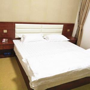 China Simple Design Modern Bedroom Furniture Sets for 3 Star Hotel / Apartment supplier
