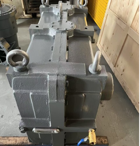 China Kumera SFM-2180-16-LD-42F300-E3 Reducción de caja de engranajes análoga con larga vida útil y alta fiabilidad para maquinaria industrial supplier