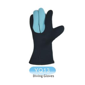 Gants de plongée du néoprène avec le bout droit