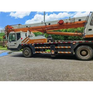 China Excelente estado de funcionamiento 2014 Zoomlion QY25V5 Grúa usada con gancho de 25t Brazo principal 40 metros Brazo auxiliar 8 metros Contrapeso 7.2 toneladas wholesale