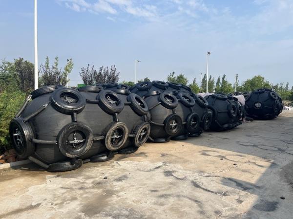 60% Deflection Floating Pneumatic Rubber Fenders 80Kpa Initial Pressure