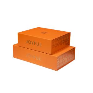 China Caja de regalo magnética rígida con relieve del logotipo, plegable y colapsable para pequeñas empresas supplier