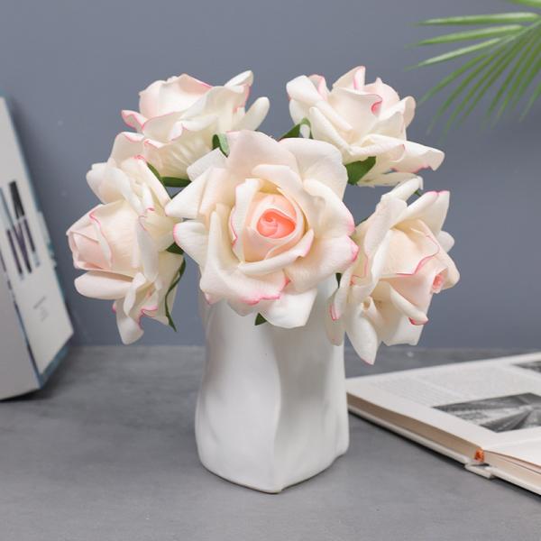 Flor de simulación de gama alta con un ramo de rosas hidratante e hidratante, con un borde rizado de 5 cabezas, decorado con flores falsas para bodas