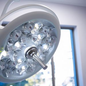 China Lâmpada de operação sem sombra LED com alça de movimento wholesale