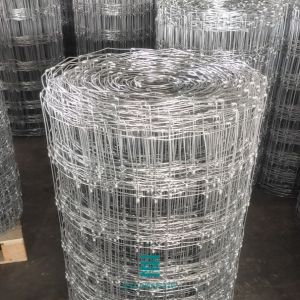 China Cerca fixa Welded Wire Mesh Rolls Silver Color ISO9001 dos cervos do nó da galvanização supplier
