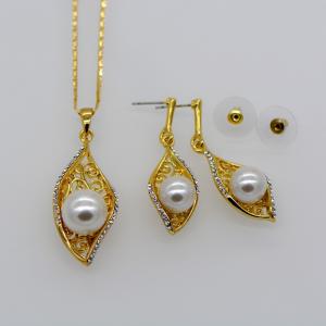 China Trendy Simple design pearl Necklace pendant Earrings Rhinestone Jewelry Set 18K Gold Plate supplier