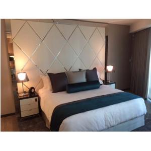 Les meubles cinq étoiles élégants de chambre à coucher d'hôtel de luxe placent avec la vue en métal