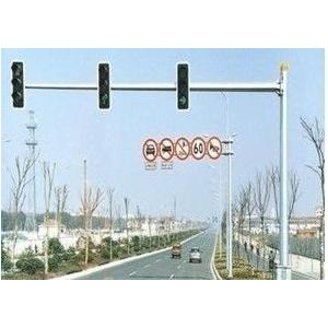 China Hot Dip Galvanized Traffic Signal Light Pole Post With Camera For Commercial Areas supplier